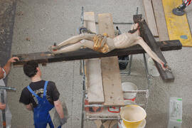 Dienstag nachmittags, Restaurierung des Kruzifix der Kirche