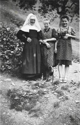 Klosterschwester mit zwei Frauen