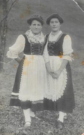 Zwei Frauen in Tracht