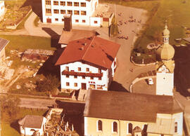 Luftbild: Ortszentrum mit Kirche