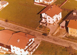 Luftbild: Dorf westlich der Kirche