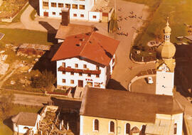 Luftbild: Kirche mit altem Schulhaus