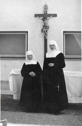 Klosterfrauen vor dem Prozessionsaltar