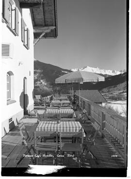 Terrasse Cafe Handle, Grins