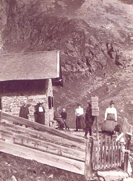 Touristen bei der Ambergerhütte