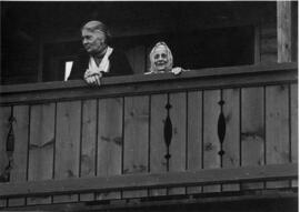 Bewohner am Balkon im  Alten-und Pflegewohnheim