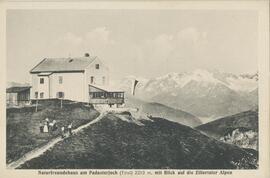 Naturfreundehaus (2218m) am Padasterjoch mit Blick auf die Zillertaler Alpen