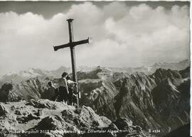 Gipfelkreuz Hoher Burgstall (2613m) - Blick auf die Zillertaler Alpen