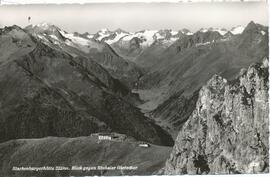 Blick auf den Gletscher über die Starkenburgerhütte (2229m)