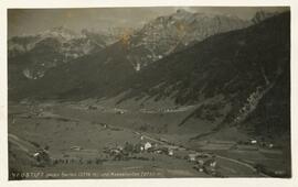 Neustift mit Blick zur Serles (2719m) und Kesselspitze (2733m)