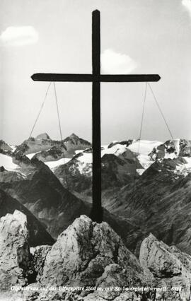 Gipfelkreuz auf der Elferspitze (2500m) mit Stubaier Gletscherwelt