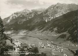 Blick auf Kartnallhöfe und Neustift zur Serles (2718m) und Kesselspitze (2726m)