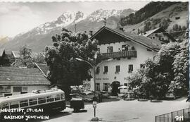 Gasthof Jenewein mit Dorfplatz und Bushaltestelle