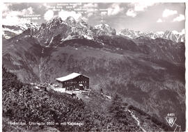 Elfer Hütte mit Bergpanorama