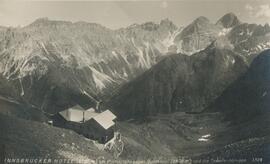 Innsbrucker Hütte (2369m) am Pinnisjöchl gegen Goldkappl (2803m) und die Tribulaungruppe