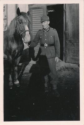 von der Front, Scharmer Josef geb. 1908 mit Pferd