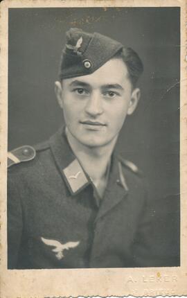 unbekannter Soldat in Wehrmachtsuniform