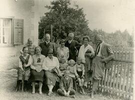 Familien vor dem Holzzaun
