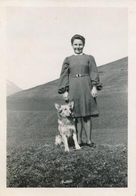 Schweigl Anna (Nanni)geb. 1925 und Spitz(hund)