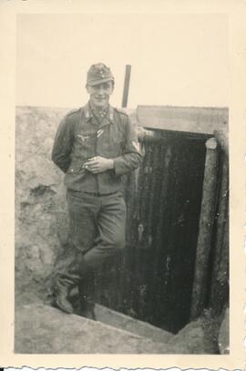 Wehrmachtssoldat unbekannt vor Bunker
