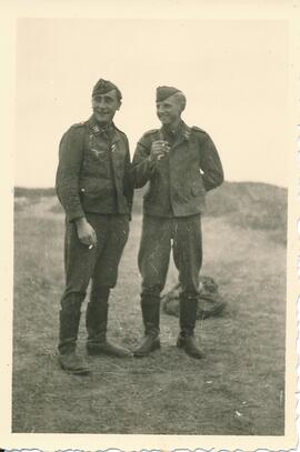 Wehrmachtssoldaten mit Zigaretten, Riser