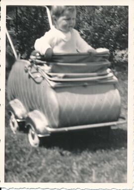 Grutsch Monika geb. 1955 im Kinderwagen