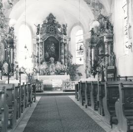 Pfarrkirche zum Hl. Josef, Blick auf den Altar