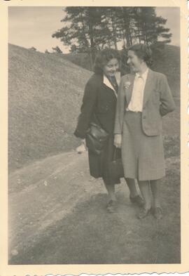 Resi und Schweigl Berta geb. 1920 im Frühjahr 1945