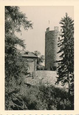 Schloss Klamm, Turm und Zinnen von Westen aus