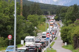 B189-Verkehr_2023-07-28_Stau2JMF