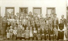 Klassenfoto VS-Obsteig 1949, Lehrerin