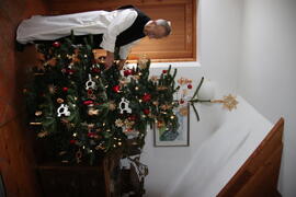 Pfarrer Rolli + Weihnachtsbaum 2020-12-07 JMF