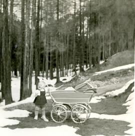 Schaller Gabriele geb. 1962 mit Kinderwagen
