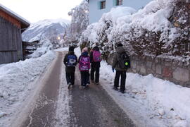 Volksschüler Schulweg 2023-12-04 JMF