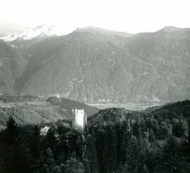 Schloss Klamm , im Hintergrund Kirche Locherboden