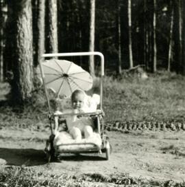 Schaller Andrea geb. 1959 im Kinderwagen