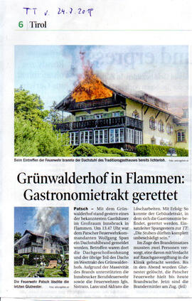 Grünwalderhof in Flammen, Dachstuhlbrand, Feuerwehr Patsch im Einsatz