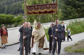 Abt Raimund Schreier trägt die Monstranz bei der Herz-Jesu-Prozession