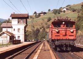 Personenzug hält am Bahnhof Patsch