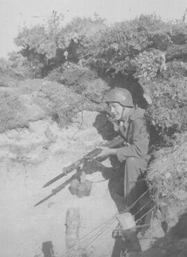 Soldat WK II  Ludwig mit Sturmgewehr in Stellung
