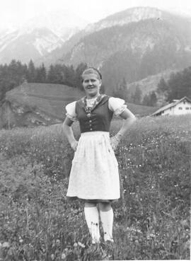 Junge Frau im Dirndl