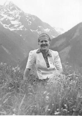 Junge Frau in Wiese