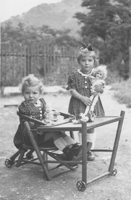 2 Mädchen mit Puppen