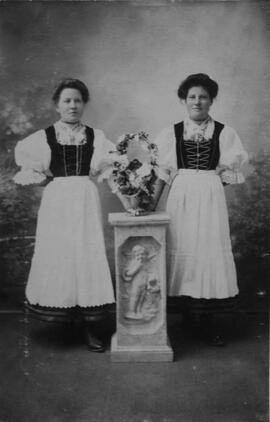 2 Mädchen in Tracht