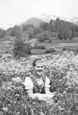 Junge Frau in Wiese