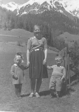 Mutter mit 2 Kindern