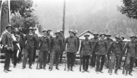 Schützenkompanie vor dem Friedhof 1920er