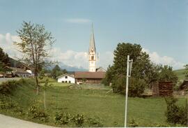 li. Gasthaus Arche, re. &quot;Pröllerhof&quot;, dahinter Pfarrkirche Rinn