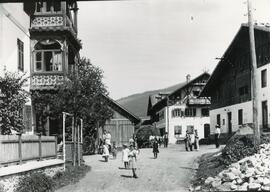 Dorfplatz 1912 Gasthaus Post, Gemischtwarenhandlung Zangerle, Schulhaus