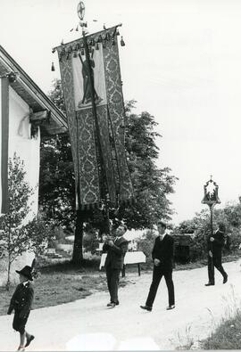 Fahnenträger bei der Prozession: Schafferer Konrad, Schafferer Reinhard
